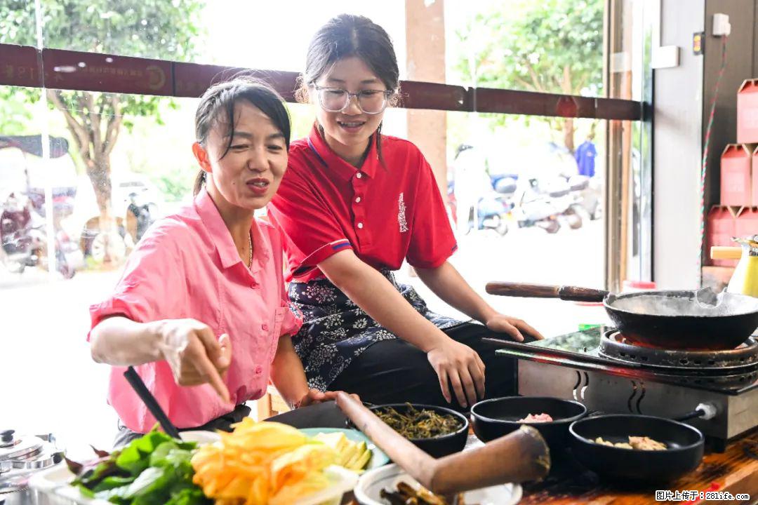 全网追的“扁担女孩”,找了一份暑假工,时薪12元 - 百色生活资讯 - 百色28生活网 baise.28life.com