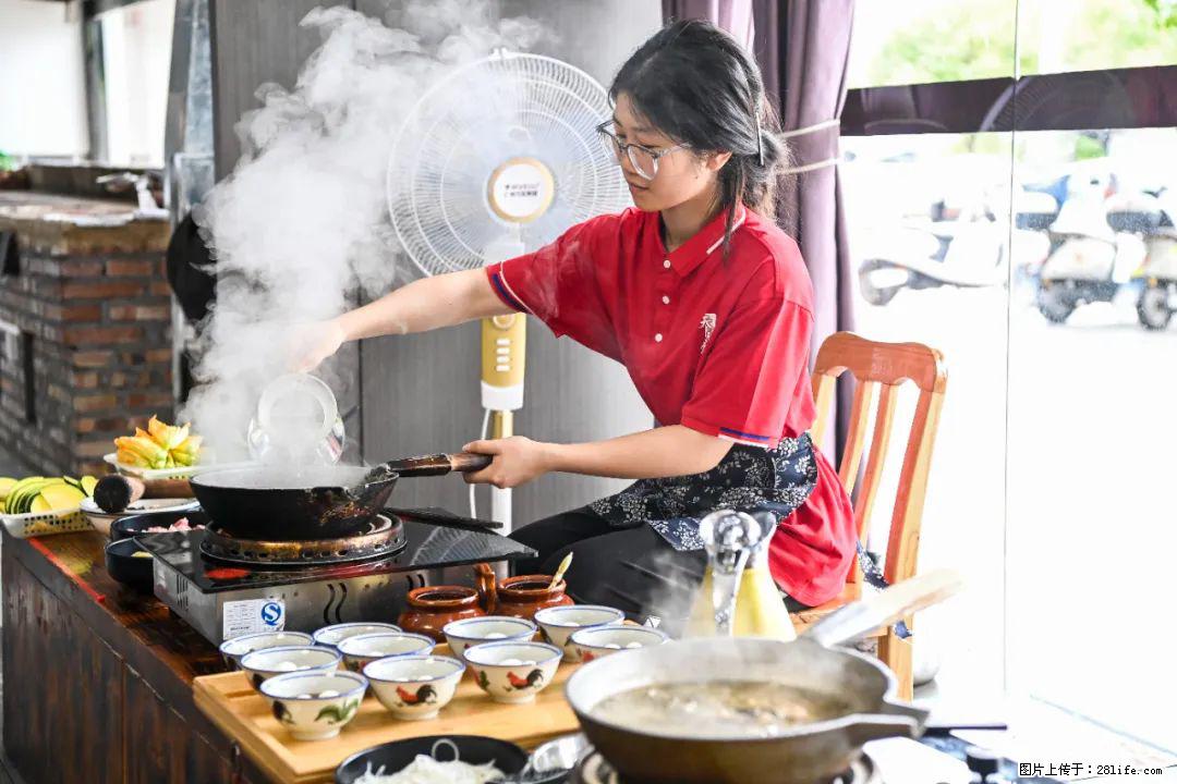 全网追的“扁担女孩”,找了一份暑假工,时薪12元 - 百色生活资讯 - 百色28生活网 baise.28life.com